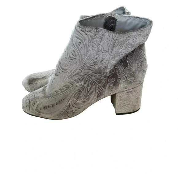 Zigi Soho Nydia Gray Embossed Velvet Block Heel Ankle Boots Size 7.5 - Picture 3 of 4